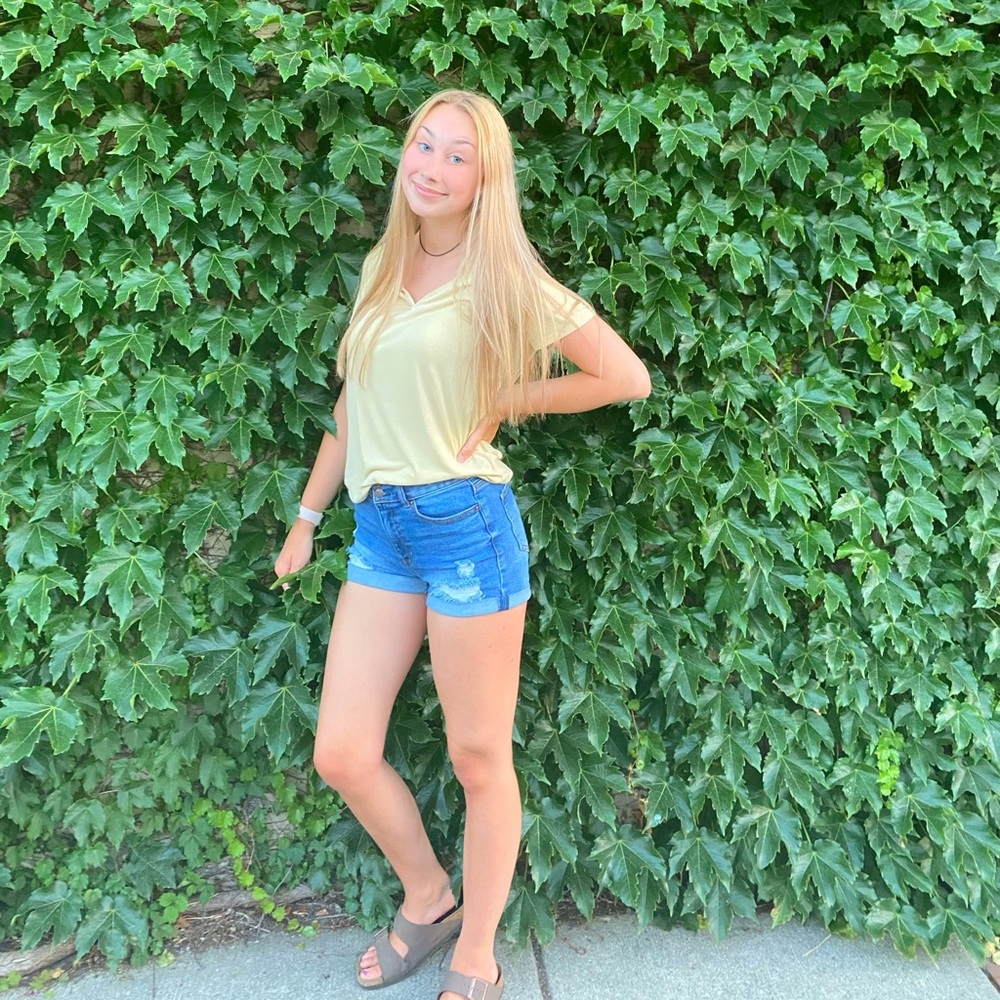 Soft & sexy yellow american eagle tee
